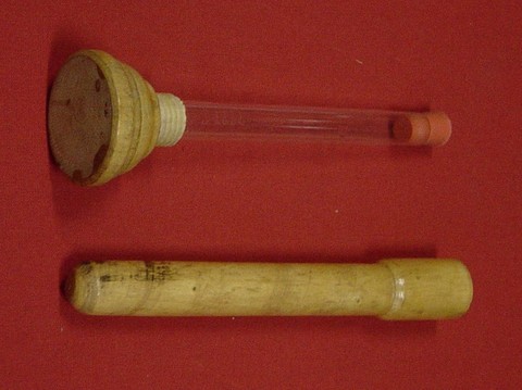 Albuminimètre d'Esbach avec son étui en bois