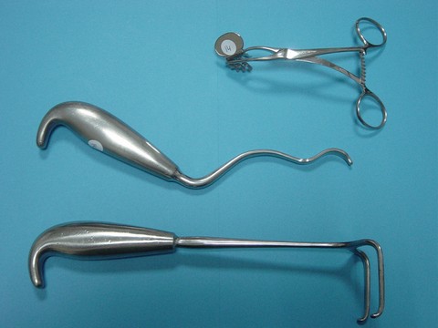 Trois écarteurs dont deux érignes