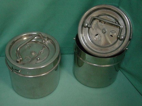 Boites cylindriques pour la stérilisation des compresses