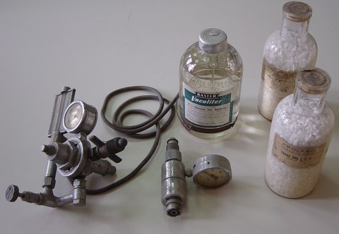 Détendeur Heidbrincks, cinq bouteilles en verre de chaux sodée Prolabo, deux flacons en verre glucosé Baxter USA