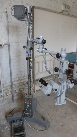 Microscope opératoire binoculaire avec contrepoids