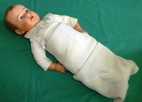 Bébé emmailloté